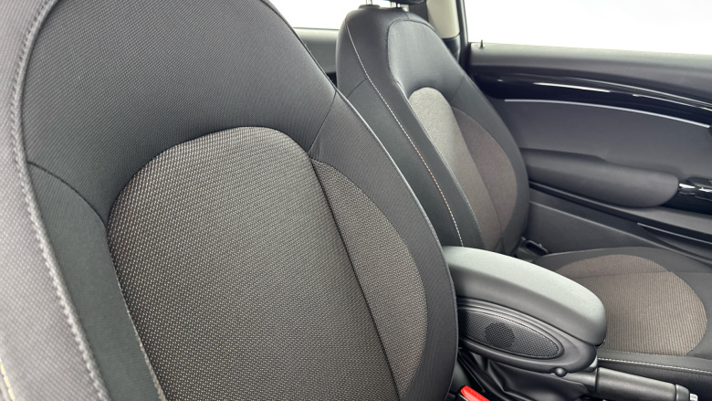 MINI Hatchback 1.5 Cooper Classic 3dr Auto Petrol Hatchback